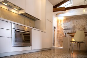 Fridge, oven, stovetop, electric kettle