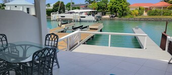 Villa 242B - Elegant ! 8 Minutes walk to Stunning beach