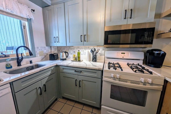 Geladeira, micro-ondas, fogão, cooktop