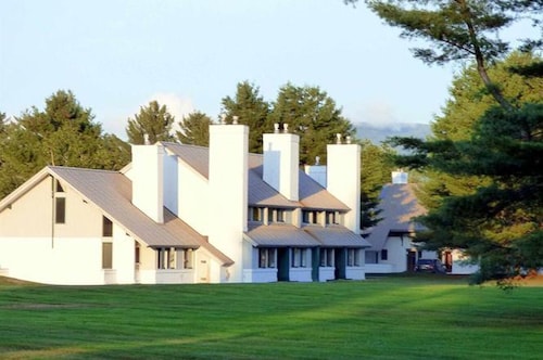 The perfect adult couples retreat. 2-king BR along the Mountain Road.