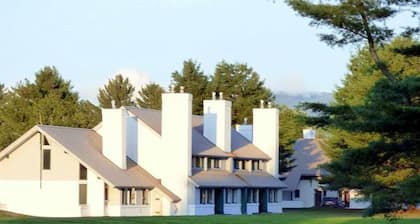 The perfect adult couples retreat. 2-king BR along the Mountain Road.