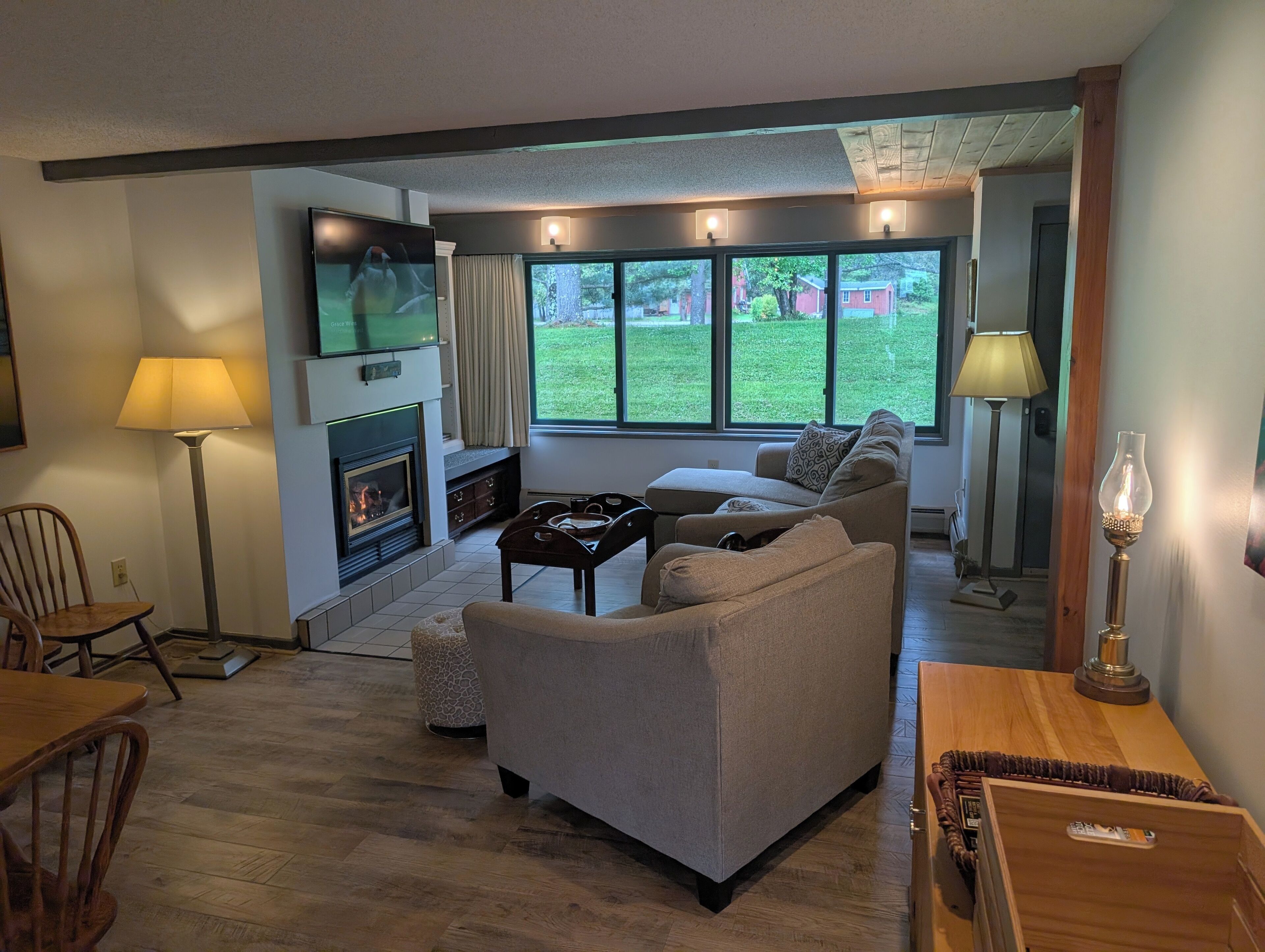 Smart TV, chimenea, tenis de mesa y libros 