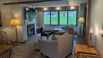 Älytelevisio, takka, pöytätennispöytä, kirjoja