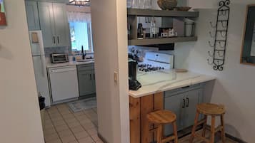 Jääkaappi, mikroaaltouuni, uuni, liesi