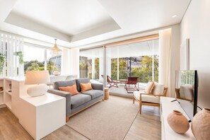 TV, books - GuestReady - Fantastic retreat in Carlos (Lisbon)