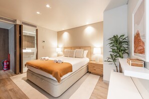 2 chambres, bureau, fer et planche à repasser, accès à Internet