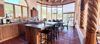 Family friendly adobe w/ Hot Tub, 20 min to Taos Ski Valley - Hiking & Skiing