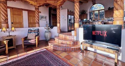 Family friendly adobe w/ Hot Tub, 20 min to Taos Ski Valley - Hiking & Skiing