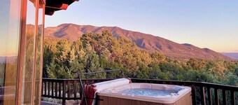 Family friendly adobe w/ Hot Tub, 20 min to Taos Ski Valley - Hiking & Skiing
