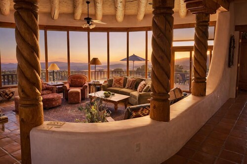 Family friendly adobe w/ Hot Tub, 20 min to Taos Ski Valley - Hiking & Skiing