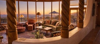 Family friendly adobe w/ Hot Tub, 20 min to Taos Ski Valley - Hiking & Skiing