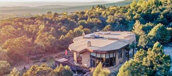 Family friendly adobe w/ Hot Tub, 20 min to Taos Ski Valley - Hiking & Skiing