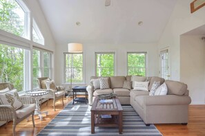 Televisión y oficina 