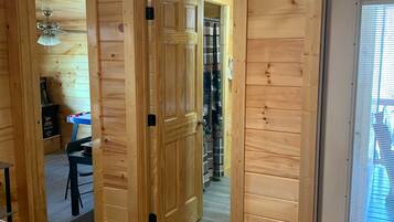 2 slaapkamers, een bureau, een strijkplank/strijkijzer, gratis wifi