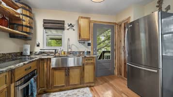 Frigorífico, microondas, placa de cocina y cafetera o tetera