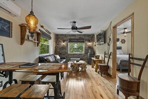 1 habitación, tabla de planchar con plancha, wifi gratis y ropa de cama 