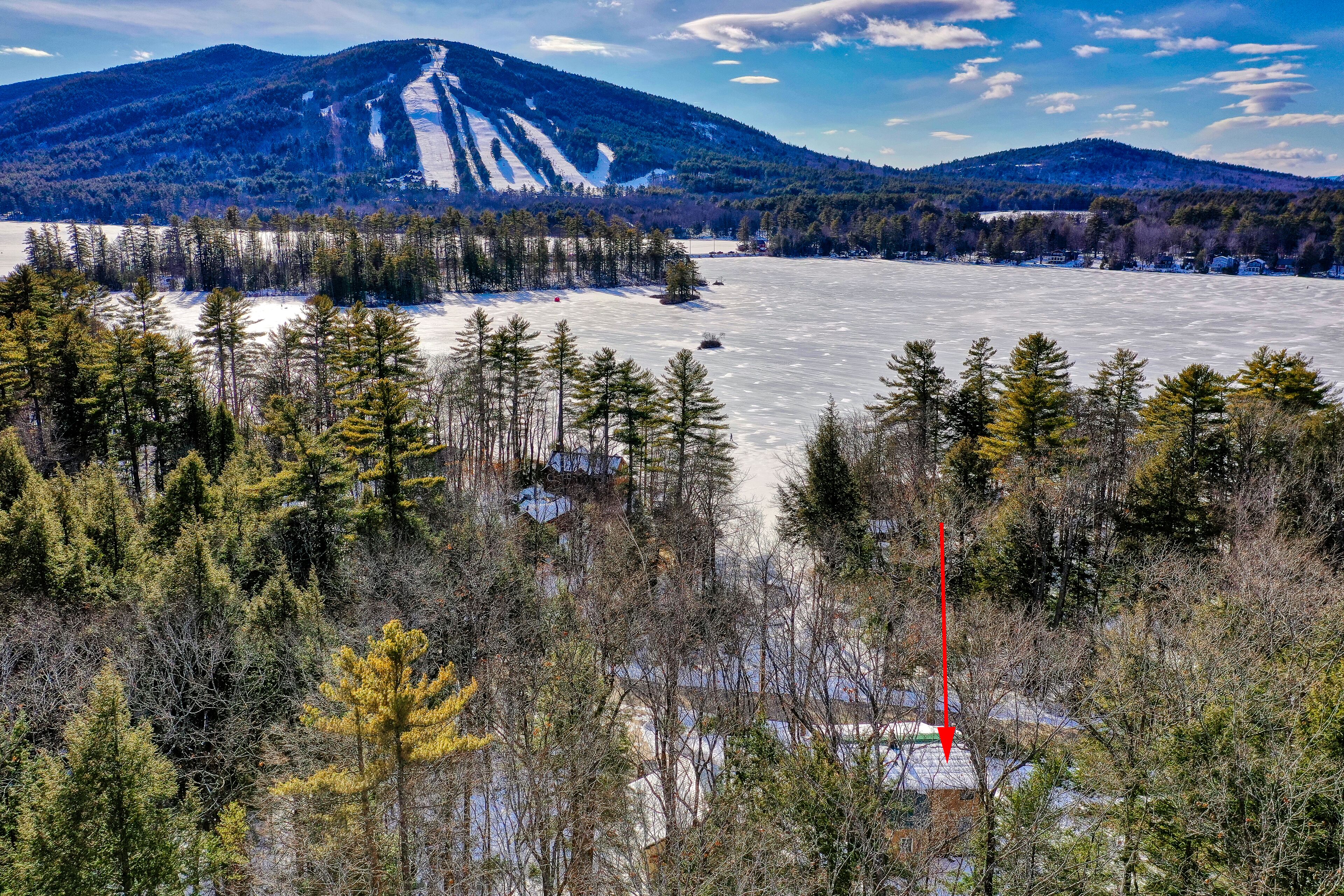 Lake & ski view home with seasonal dock, kayaks, canoe, WiFi & foosball - dogs OK