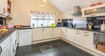 Stunning cosy, pet friendly & peaceful 3 bedroom, 2 bathroom cottage, fast WiFi
