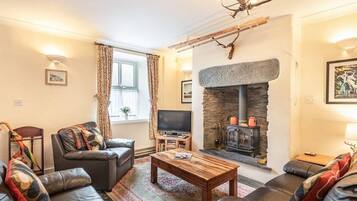 Tv, pejs, dvd-afspiller, bøger