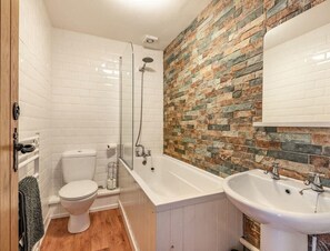 Bañera con ducha, toallas