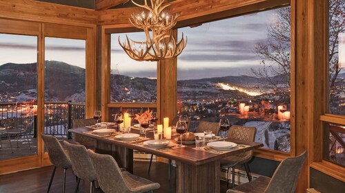 Luxury + Stunning Views + Hot Tub + Close to Skiing – Glacier Lodge West