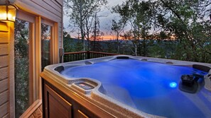 Outdoor spa tub - Luxury + Stunning Views + Hot Tub + Close to Skiing – Glacier Lodge West (Steamboat Springs)
