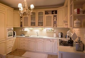 冷蔵庫、電子レンジ、オーブン、コンロ