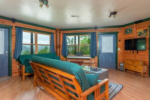 Televisión, chimenea, reproductor de DVD y futbolito 