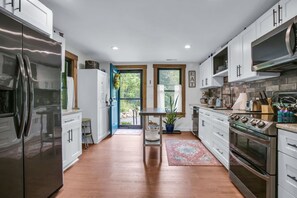 Fridge, microwave, oven, stovetop -  Cozy stone Cottage Pet friendly on Rushing creek porch, soaking tub, & fire-pit (Hendersonville)