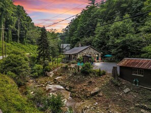 Property grounds -  Cozy stone Cottage Pet friendly on Rushing creek porch, soaking tub, & fire-pit (Hendersonville)