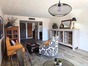 TV connectée, livres, espaces bureaux, imprimantes