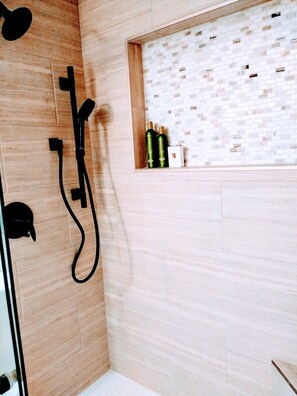 Douche, sèche-cheveux, serviettes fournies, savon