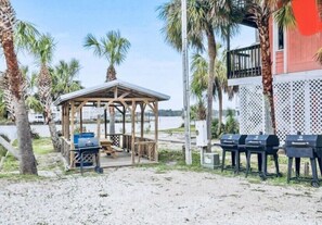 Outdoor dining - If you are looking for an affordable Gulf Shores condo rental, look no further! (Gulf Shores)
