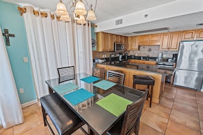 Deluxe Condo, 3 Bedrooms, Balcony, Beachfront (801) | In-room dining