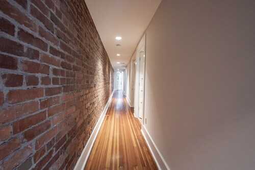 Urban 2BR/2BA Apt w/ 1 Free Parking Spot 2 miles to Lucas Oil