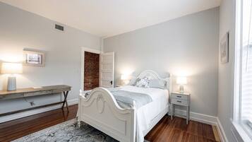 2 bedrooms, travel crib, free WiFi