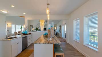 Coffee/tea maker, paper towels