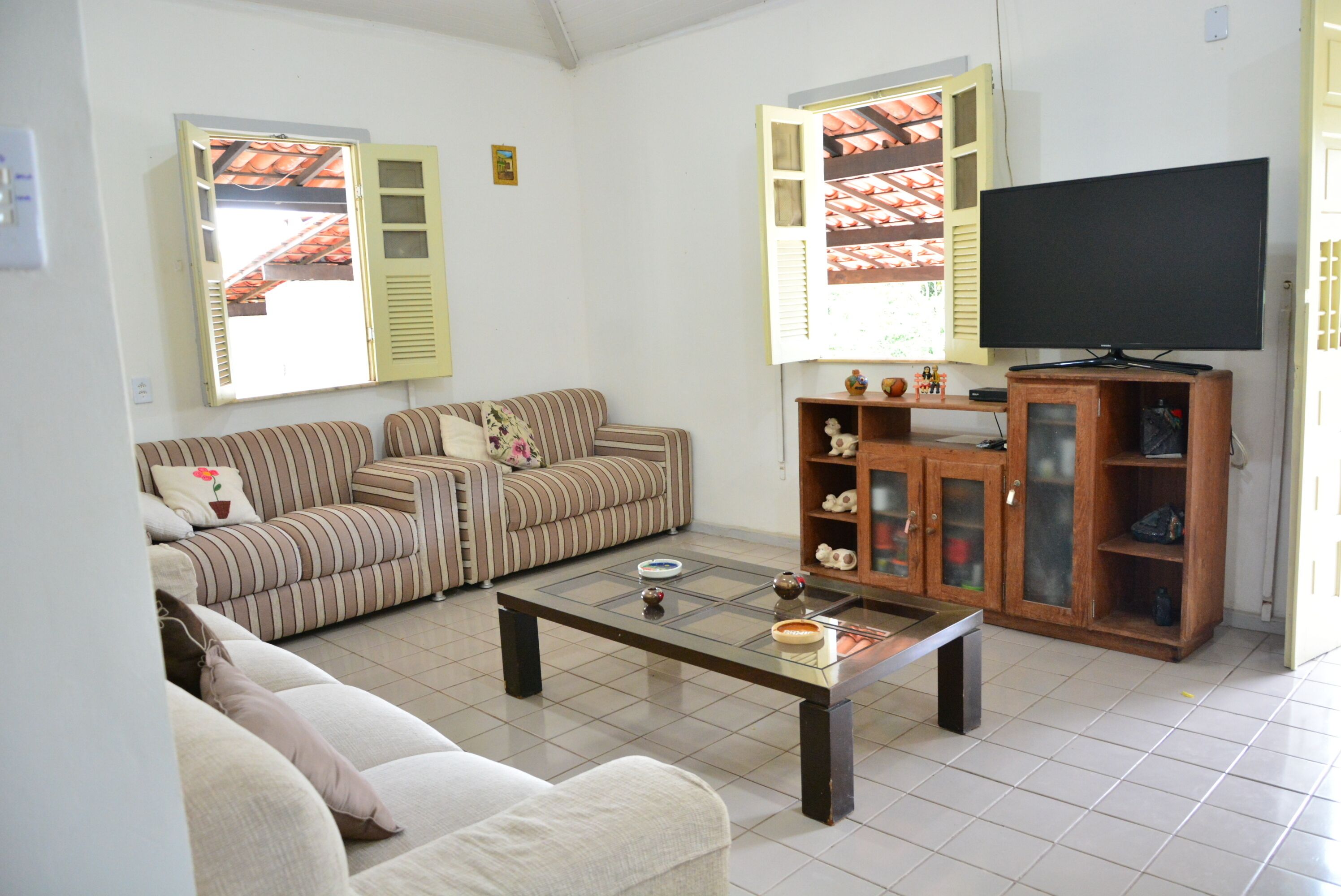 TV, pebolim, mesa de pingue-pongue