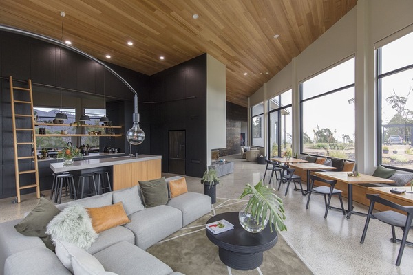 TV, caminetto, libri, impianto stereo