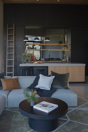 TV, fireplace, books, stereo - The Retreat B&B, offgrid luxury (Buxton)