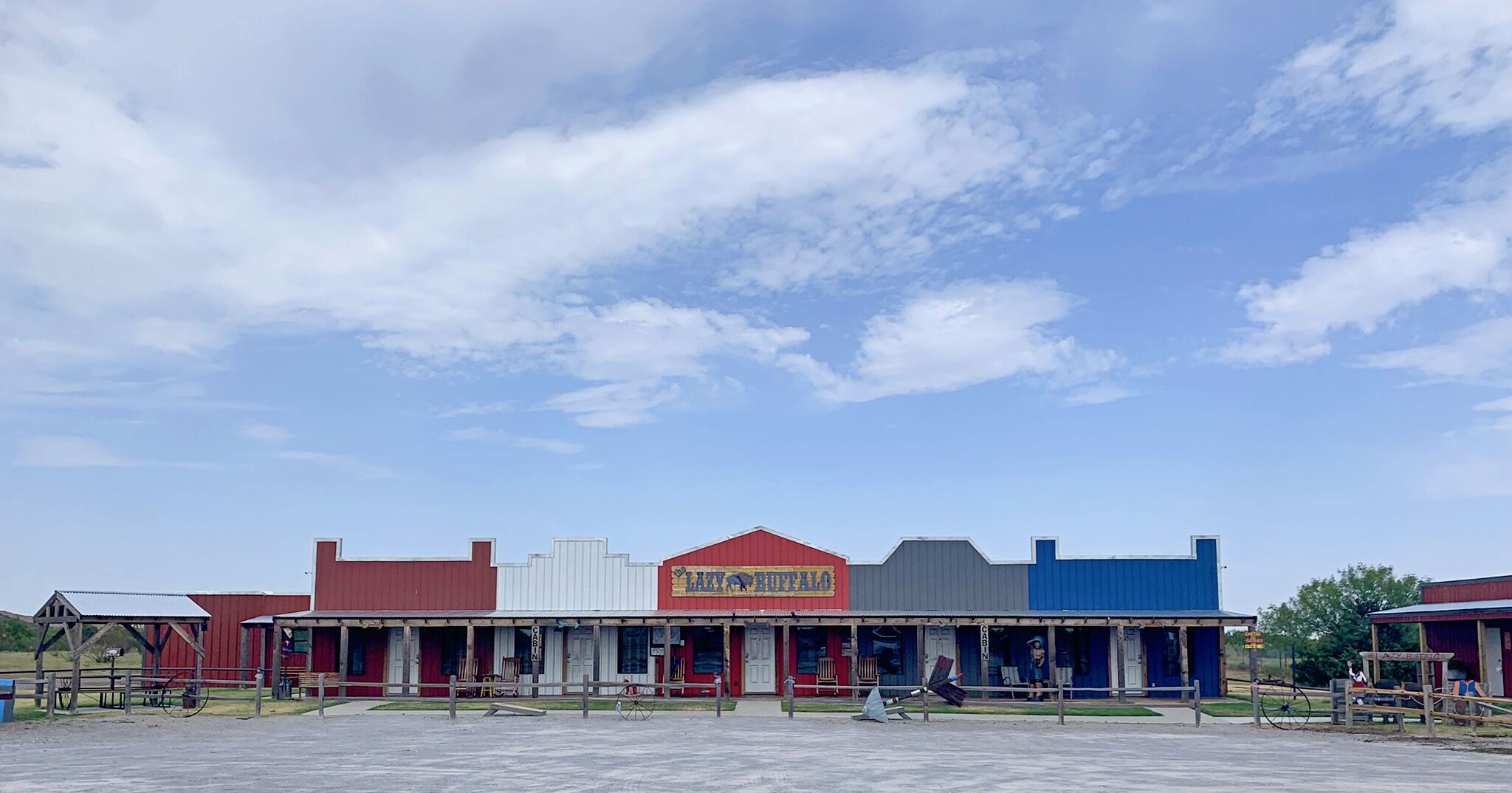 Une rangée de bâtiments aux couleurs vives, sur laquelle on peut lire l’inscription « LAXO BULLDOGS ».