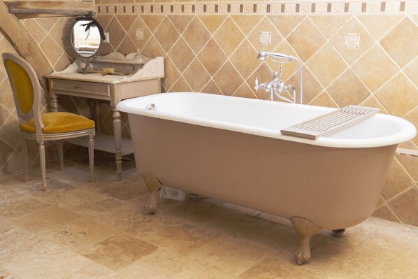 Ensemble douche/baignoire, sèche-cheveux, savon