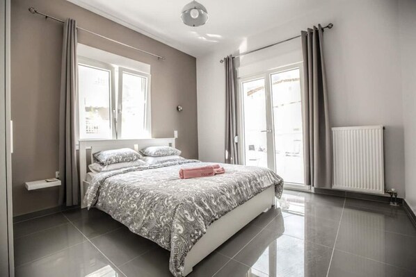 2 bedrooms, iron/ironing board, WiFi