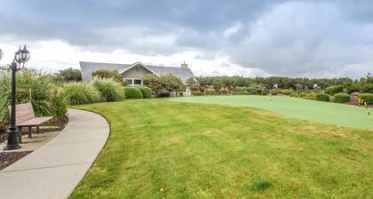 Oceanfront Getaway w/ Free WiFi & a Gas Fireplace plus a Shared Pool & Hot Tub