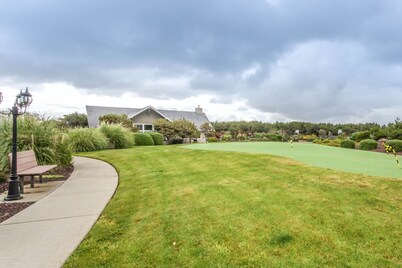 Oceanfront Getaway w/ Free WiFi & a Gas Fireplace plus a Shared Pool & Hot Tub