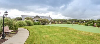 Oceanfront Getaway w/ Free WiFi & a Gas Fireplace plus a Shared Pool & Hot Tub