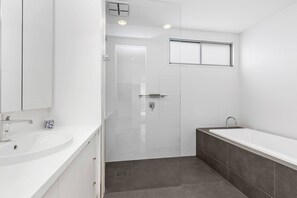 Bathtub, hair dryer - Brilliance on Bridge, Barwon Heads (Barwon Heads)