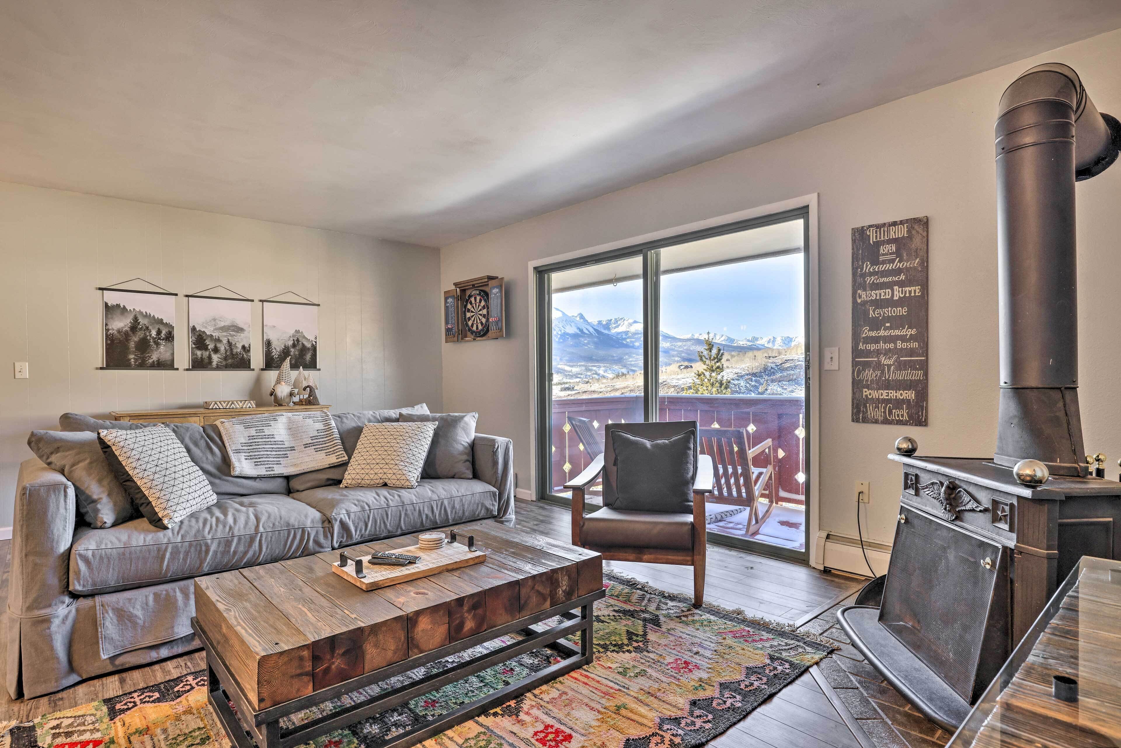 Modern Mtn Retreat w/ Views ~ 7 Mi to Keystone!