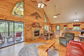 TV, books - 'River's Edge' - Ultimate Riverfront Getaway (Hayesville)