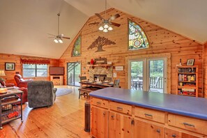TV, books - 'River's Edge' - Ultimate Riverfront Getaway (Hayesville)